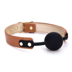 Gag ball BDSM in ecopelle di colore marrone e nero con cinghia regolabile