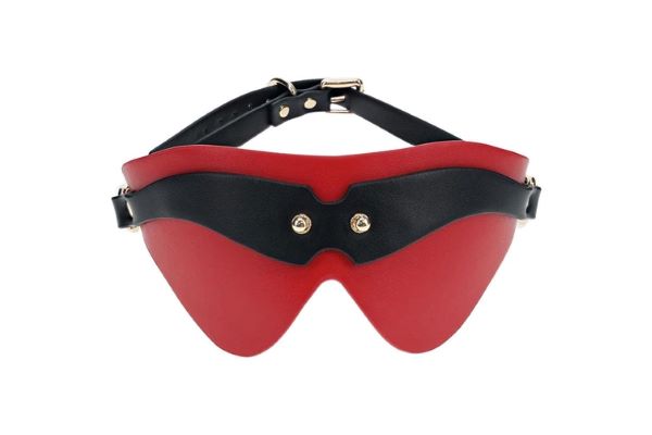 Mascherina bondage in ecopelle rossa e nera con inserti in metallo regolabile con cinghia